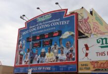 独立記念日ホットドッグ早食い大会 須藤美希さん大会新記録