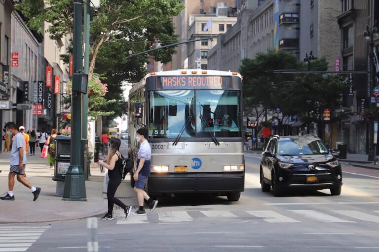 NY市バス、無料マスクのディスペンサー。新型コロナ対策