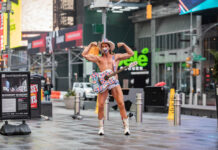 「ネイキッド・カウボーイ」BLM抗議者に追い出される Naked Cowboy