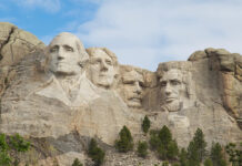 ラシュモア山にカニエ像!? ツイートが話題に