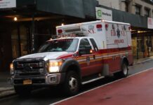 TVプロデューサー、子供を置いて妻と外出中に心臓発作で死亡、妻が逮捕 FDNY