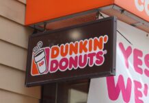 白人限定?ダンキン店が30周年記念イベントでまさかのミス ダンキン 警察の飲み物にツバ