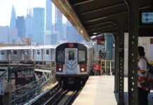 「地下鉄サーフィン」少年の死亡事故相次ぐ ニューヨーク 地下鉄