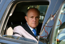 米司法当局 ジュリアーニ氏の電子メール押収検討か