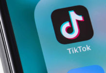 TikTokのCEOに対する追求「アジア人差別」と非難