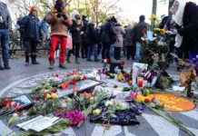 ジョン・レノンさん没後40年、NYでファン追悼 ジョンレノン没後40年