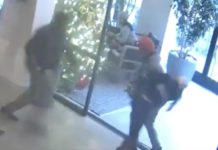 防犯カメラ映像:携帯電話紛失黒人少年を誤って非難した女性、少年に暴行