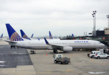 ユナイテッド航空機内で死亡の男性、コロナ感染の疑い ユナイテッド航空
