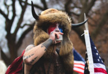 Qアノンシャーマン、政治家に転向か Qシャーマン