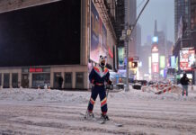 タイムズスクエアでスキー!NY市で40センチを超える大雪【写真】