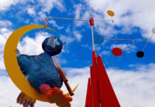 メトロポリタン美術館 屋上庭園にビッグバードの巨大モビール メトロポリタン美術館