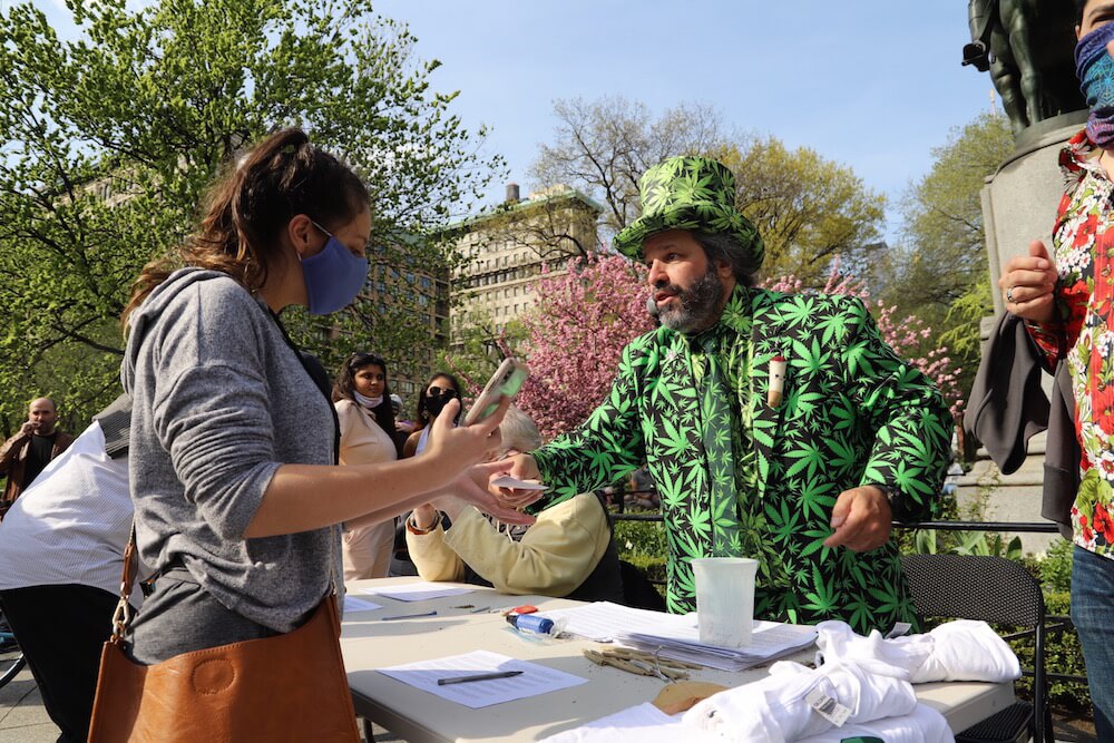 ワクチン接種で大麻無料 マリファナ記念日に大行列 Ny市 Mashup Reporter ワクチン接種で大麻無料 マリファナ記念日に大行列 Ny市 Mashup Reporter
