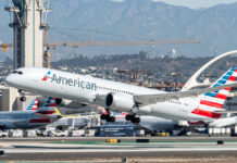 機内で大暴れ、扉を開けようとした女性に罰金1,000万円 アメリカンエアライン