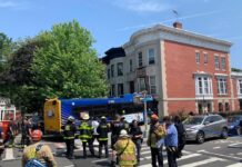 バスがアパートに激突。17人負傷 NY市ブルックリン