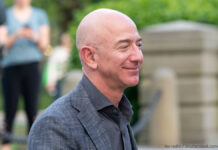 ジェフ・ベゾス 兄弟で来月宇宙旅行に。気になる3人目は?