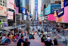 NYタイムズスクエア 観光客が顔を切られ現金奪われる タイムズスクエア