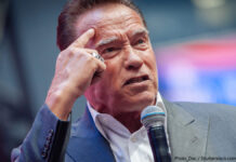 シュワちゃんドイツ空港で別室に、3時間拘束されたワケ シュワちゃん