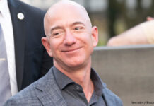 富豪ベゾス氏のメガヨットが巨大すぎる、コンテナ埠頭に停泊させられてしまう