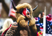 「Q辞めました」議事堂襲撃Qアノンシャーマンが有罪認める