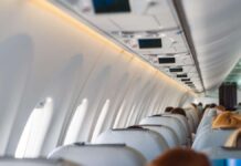 飛行機の非常用出口開けようとした男、乗客が突進して取り押さえる 機内 座席トラブル