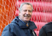 NY前市長「孤独なホームレスのよう」な姿が話題 ニューヨーク デブラシオ市長