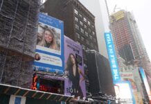ニューヨークタイムズスクエア巨大看板