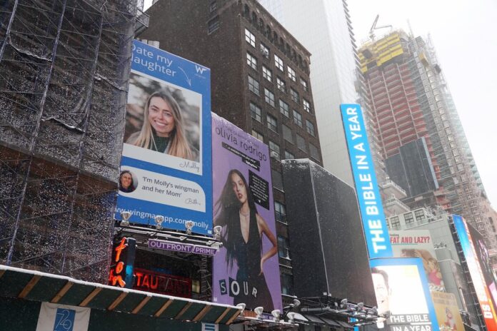 ニューヨークタイムズスクエア巨大看板