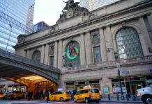 「婚約したわ!」窓から大声で報告。路上から返ってきた驚きの反応 ニューヨーク