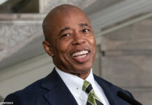 「ビーガン」アピールのNY市長、魚食べていた エリック・アダムス