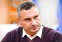 ボクシング元世界王者のキエフ市長「武器を取って戦う」 元世界チャンピオンのキエフ市長 ビタリ・クリチコ