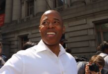 NY市長 「ドリル」ラッパー軍団と対面