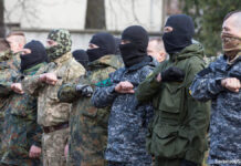 ウクライナの「外国人義勇兵」募集に潜むリスク、専門家が警告 アゾフ