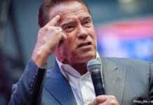 お前はプレデターだ!ロシアメディア シュワちゃんを罵倒