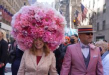 巨大ハットに豪華コスチューム、ニューヨーカー5番街に大集結