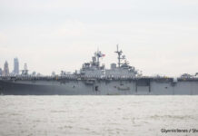 米強襲揚陸艦「キアサージ」謎の光球に追跡される