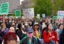 アカデミー賞司会者やSATC女優も。NYで「中絶の権利」訴え数千人が抗議デモ
