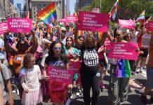 「プライドパレード」NYで3年ぶりに開催、LGBTQと中絶の権利訴え ニューヨークプライドパレード