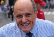 ジュリアーニ氏、酔っ払ってトランプ氏に勝利宣言を提案