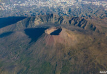 火山で自撮りの観光客、誤って火口に転落 ベスビオ火山