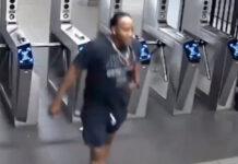 地下鉄駅で男が女性の尻に顔をうずめる痴漢事件