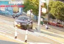 非道!車で歩行者をはね、二度所持品奪う