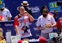 独立記念日の名物イベントに激震、ホットドッグ早食い王者 植物肉ブランドと契約で出場禁止にされてしまう ネーサンズホットドッグ早食い選手権 Joey Chestnut