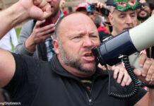 陰謀論ビジネスで大儲け アレックス・ジョーンズの推定資産額は?