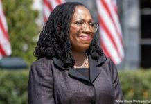 「真の美しさ表現できない」アニー・リーボヴィッツが撮影したケタンジ・ジャクソン最高裁判事の写真に非難 連邦最高裁判事 ケタンジブラウンジャクソン