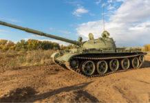 ロシア軍 ビンテージ戦車を配備?経済制裁深く影響か