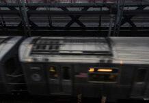 地下鉄サーフィンで死亡事故 15歳少年が頭打ち転落、電車の下敷きに