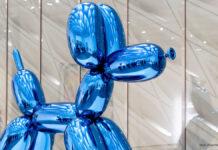 風船だと思った?現代美術の巨匠ジェフ・クーンズ作品 来場客がつついて落下させてしまい、粉々に