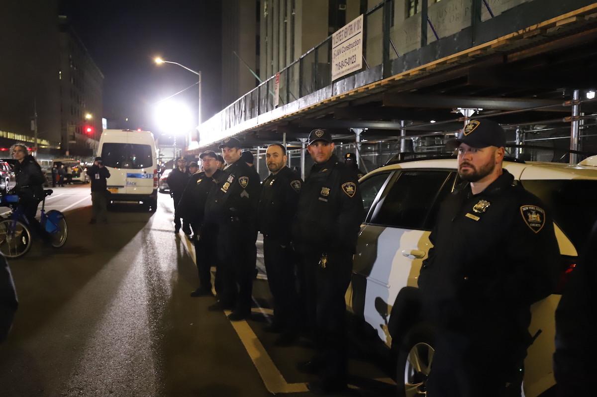 制服で全員出勤! トランプ氏起訴でNY市警が警戒高める nypd officers