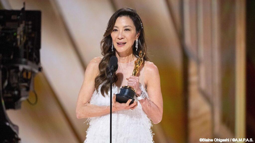 アカデミー賞授賞式で主演女優賞スピーチを行うミシェル・ヨー