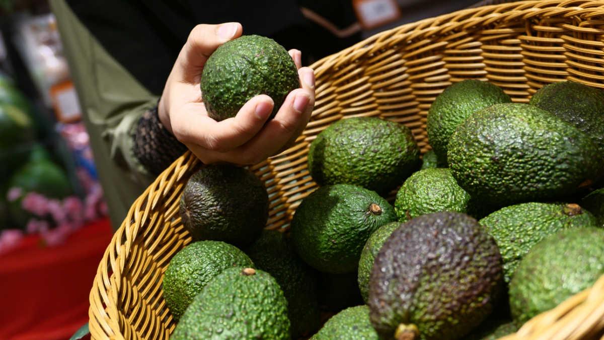 アボカドアタック 68歳交際相手を負傷させた危険な女を逮捕 アボカド